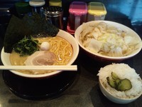 「ラーメン+半ライス+もやキャベ」@横浜家系 だるま家の写真