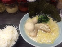 「味玉塩ラーメン（少しｳｽﾒ）+中ﾗｲｽ」@横浜家系らーめん 魂心家 あざみ野店の写真