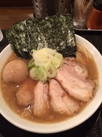 「特製ラーメン（並）魚粉トッピング」@ブタソバ屋の写真