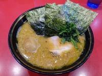 「ラーメン（660円）＋味付玉子（60円）」@家系総本山 ラーメン吉村家の写真