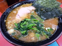 「中盛ラーメン（麺かため、味濃いめ、油多め）¥760」@ラーメン杉田家の写真