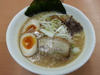 「豚骨醤油味玉ラーメン・・780円」@ラーメン竹岡屋 岩槻店の写真