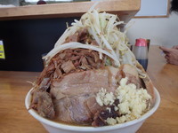 「ラーメン中豚(980円)野菜、ニンニク」@マキシマムザラーメン 初代 極の写真