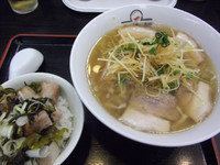 「みぞれラーメン+ミニ高菜焼豚丼(940円)」@喜多方ラーメン 坂内 川口東口店の写真