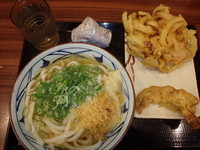 「冷かけ大(380円)野菜かき揚げ130円かしわ天120円」@丸亀製麺 可部店の写真