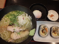 「しお鶏そば(650円)、まきずし２本(150円)」@鶏そば 本店の写真