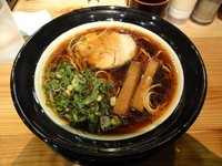 「三強醤油（細麺）」@金久右衛門 ポップタウン住道オペラパーク店の写真