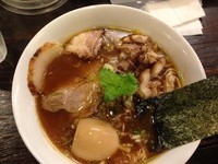 「醤油味玉中華そば+切り落としチャーシュー」@中華そば こむぎの写真