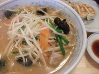 「味噌らーめんと餃子」@ぎょうざの満洲 下赤塚駅店の写真