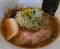 「【奥久慈しゃもの新スープ】虎徹そば(醤油、平打麺) ￥730」@麺や 虎徹の写真