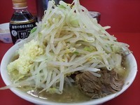 「小ラーメン豚入り￥850 ニンニクヤサイカラメ」@ラーメン二郎 茨城守谷店の写真