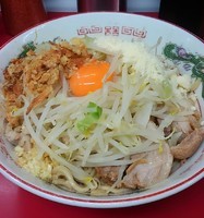 「ラーメン+汁なし+粉チーズ870円　ﾆﾝﾆｸ少なめ」@ラーメン二郎 湘南藤沢店の写真