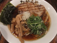 「炙り肉入ラーメン（750円）」@ラーメンたからや 新宿店の写真