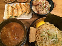 「アジア風つけ麺+北海道 十勝 豚どん+焼餃子」@上野 戸みら伊本舗の写真