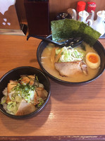 「濃厚豚骨醤油ラーメン＆炙りチャーシュー丼」@つけ麺 らーめん 大新の写真