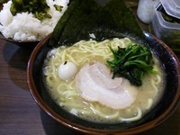 「ラーメン（並）680円＋大ライス150円」@秋津商店の写真