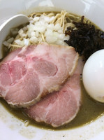 「特濃(過去最高の背黒)黒+味玉」@煮干中華ソバ イチカワの写真