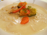 「《限定》　グリーンカレー系 豆乳ベジポタとり麺 和の煮物のせ」@とり麺や五色の写真