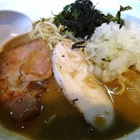 「煮干濃麺HV（塩）800円+和え玉」@濃麺 海月の写真