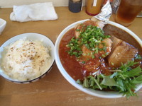「ぶっかけカレー(チリソースチキン添え)S」@MENYA 食い味の道有楽の写真