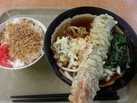 「一石二鳥得得A（キノコちくわ天うどん＋そぼろご飯）500円」@たかべん 0番線ホーム店の写真