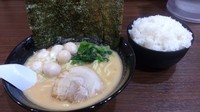 「豚骨味噌ラーメン(硬め・少なめ)+ライス・うずら(サービス)」@横浜家系らーめん 魂心家 藤沢店の写真