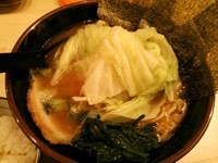 「ラーメン(700円)(硬め)キャベツ(100円)ごはん」@横綱家の写真