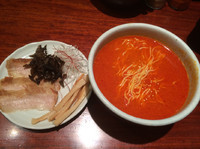 「辛味噌ラーメンにトッピング半ほほ肉1130円、茹で野菜100円」@らーめん 山頭火 新宿ミロード店の写真