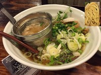 「追い鶏節らーめん 正油＋軟白ねぎ」@G麺7の写真