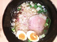 「味玉塩煮干しそば+大盛(900円+100円)」@饗 くろ㐂の写真