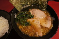 「黒ラーメン(650円)無料ライス」@濱家の写真