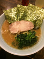 「ラーメン650円、餃子350円、無料ごはん（おかわり自由）」@横浜ラーメン 武蔵家 三鷹店の写真