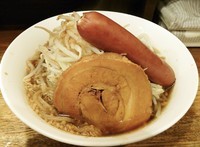 「私のビッグソーセージラーメン　並（ヤサイ）￥880」@ガッツリラーメン それは私のおいなりさんだの写真