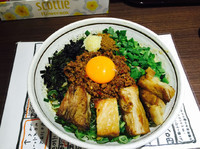 「台湾まぜそばど肉➕追い飯」@麺屋はなび 新宿店の写真