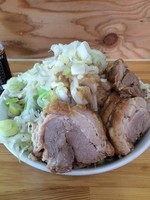 「ラーメン中小豚(ニンニク、アブラ、課長、ネギ)」@ハイマウントの写真