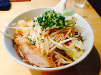 「力島¥680(中盛、スープ基本、ニンニクマシマシ、野菜マシ)」@麺歩 バガボンドの写真