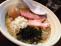 「煮干濃麺（塩）＋味玉」@濃麺 海月の写真