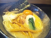 「鶏白湯藻塩　８００円+燻製玉子　１００円」@烏の灯の写真