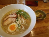 「白(８００円)」@鶏白湯らあめん専門店ハイカラの写真