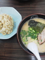 「半チャンラーメンセット（硬め）￥650」@博多ラーメン 長浜や 日暮里店の写真
