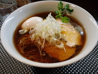 「アグー豚の醤油らーめん＋こだわり味玉900円」@BumBunBlauCafe with BeeHiveの写真