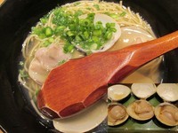 「はまぐりラーメン(ハーフ)+蛤(3ヶ)「702円+615円」」@伊勢桑名 はまぐり屋 貝縁の写真