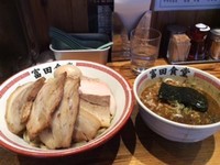 「濃厚つけ麺（大）820円半熟味玉100円炙り叉焼250円」@松戸中華そば 富田食堂の写真