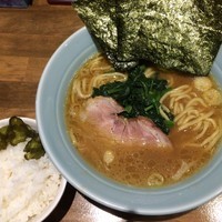 「ラーメン・並￥650円(ライス無料サービス)」@横浜家系濃厚とんこつラーメン 竹取家の写真