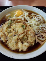 「かき揚げ天370円+生卵(日替わりサービス)」@梅もと 専大通店の写真