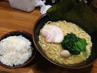 「ラーメン並+サービスライス」@横浜家系ラーメン 壱角家 池袋東口店の写真