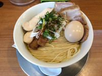 「味玉入り 淡麗塩そば(麺大盛)+チャーシュー」@麺屋 鶴若の写真