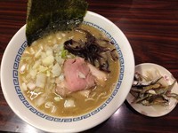 「豚骨煮干しラーメン  ￥750  替玉無制限  ¥150」@煮干 丸めの写真