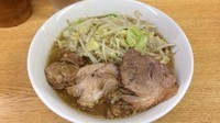 「ラーメン 700円　麺半分・ヤサイ少なめ・ニンニクちょっと」@ラーメン二郎 環七新新代田店の写真