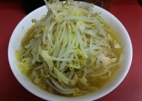 「少なめ（麺少なめ、豚1枚）ヤサイニンニクアブラ　650円」@ラーメン二郎 ひばりヶ丘駅前店の写真